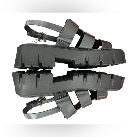 GBG Los Angeles black chunky Platform sandal grunge punk minimalist
Size 9M - Picture 5 of 8